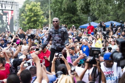 Mayweather arrives