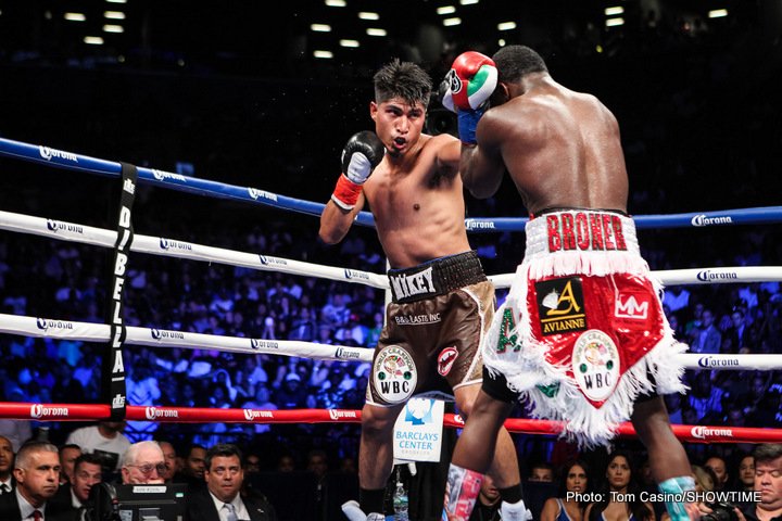 Omar Figueroa boxing photo