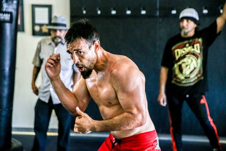 Omar Figueroa boxing photo
