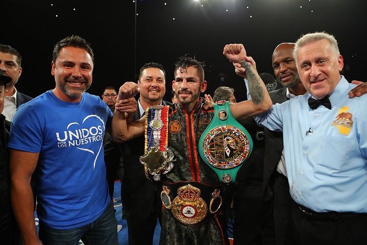 Image: Linares retains titles In close split decision