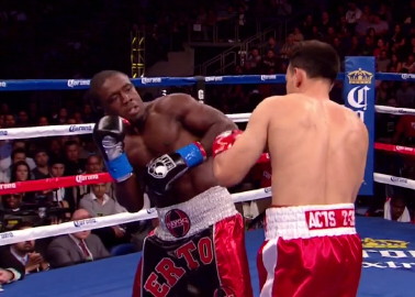 Image: Berto made a mistake of trying the Mayweather shoulder roll against Guerrero
