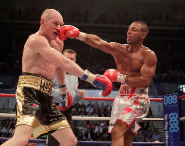 Image: Brook beats Hatton but unable to stop him