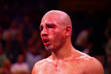 Image: Cotto about to make the mistake of fighting Margarito with anger