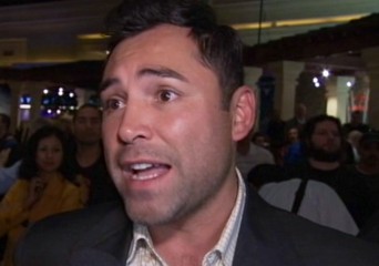 Image: De La Hoya laughs at Arum's excuses for keeping Pacquiao away from Mayweather fight