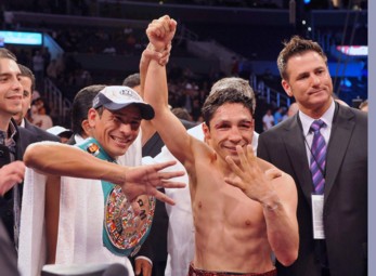 Image: Marquez stops Vasquez in 3! The score is even 2 fights a piece