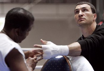 Image: Klitschko vs. Peter: How long will Wladimir's legs carry him before Samuel puts him out of his misery?