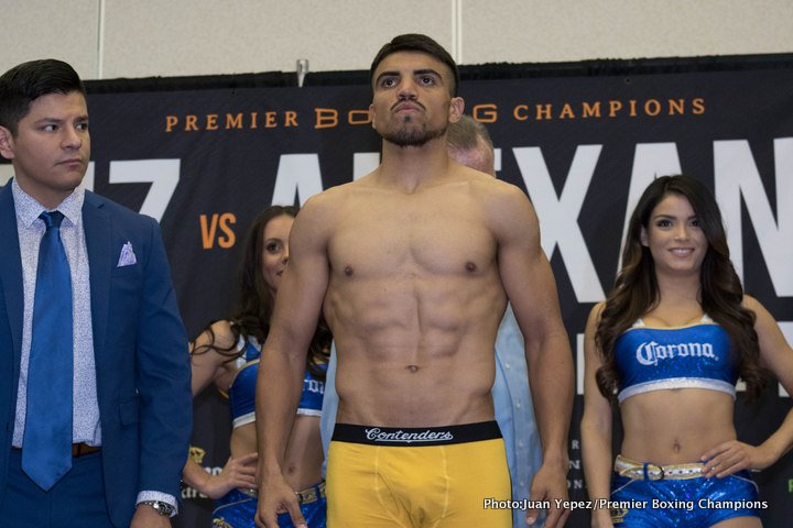 Image: Victor Ortiz vs. Devon Alexander - Official weights