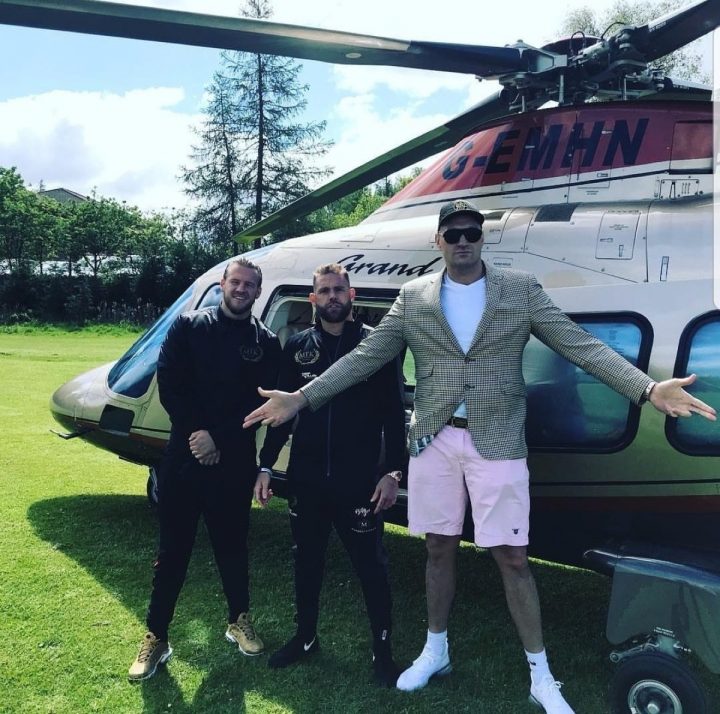 Image: Tyson Fury & Billy Joe Saunders Arrive At Public Workout In Stevenage By Helicopter