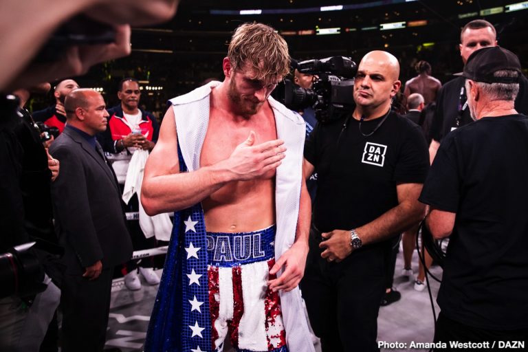 Image: Logan Paul waiting for Floyd Mayweather to sign contract