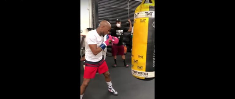 Image: Mayweather looking STRONG working on heavy bag