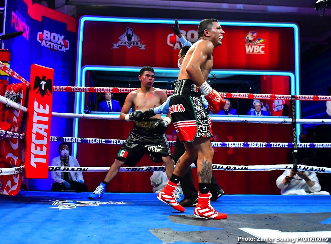 Image: Miguel Berchelt defeats Eleazar Valenzuela by a 6th round TKO