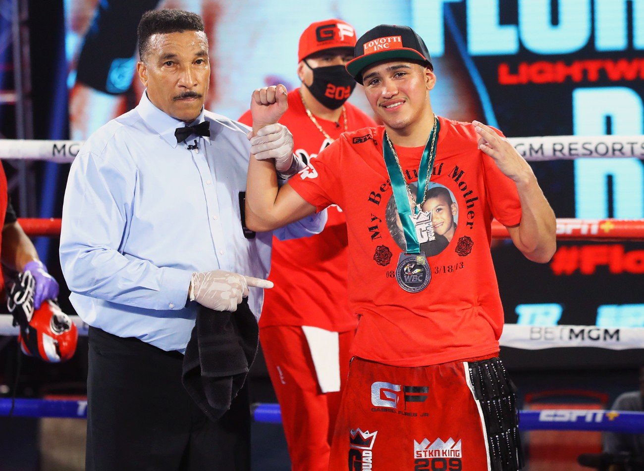 Image: Gabriel Flores Jr. dominates Josec Ruiz