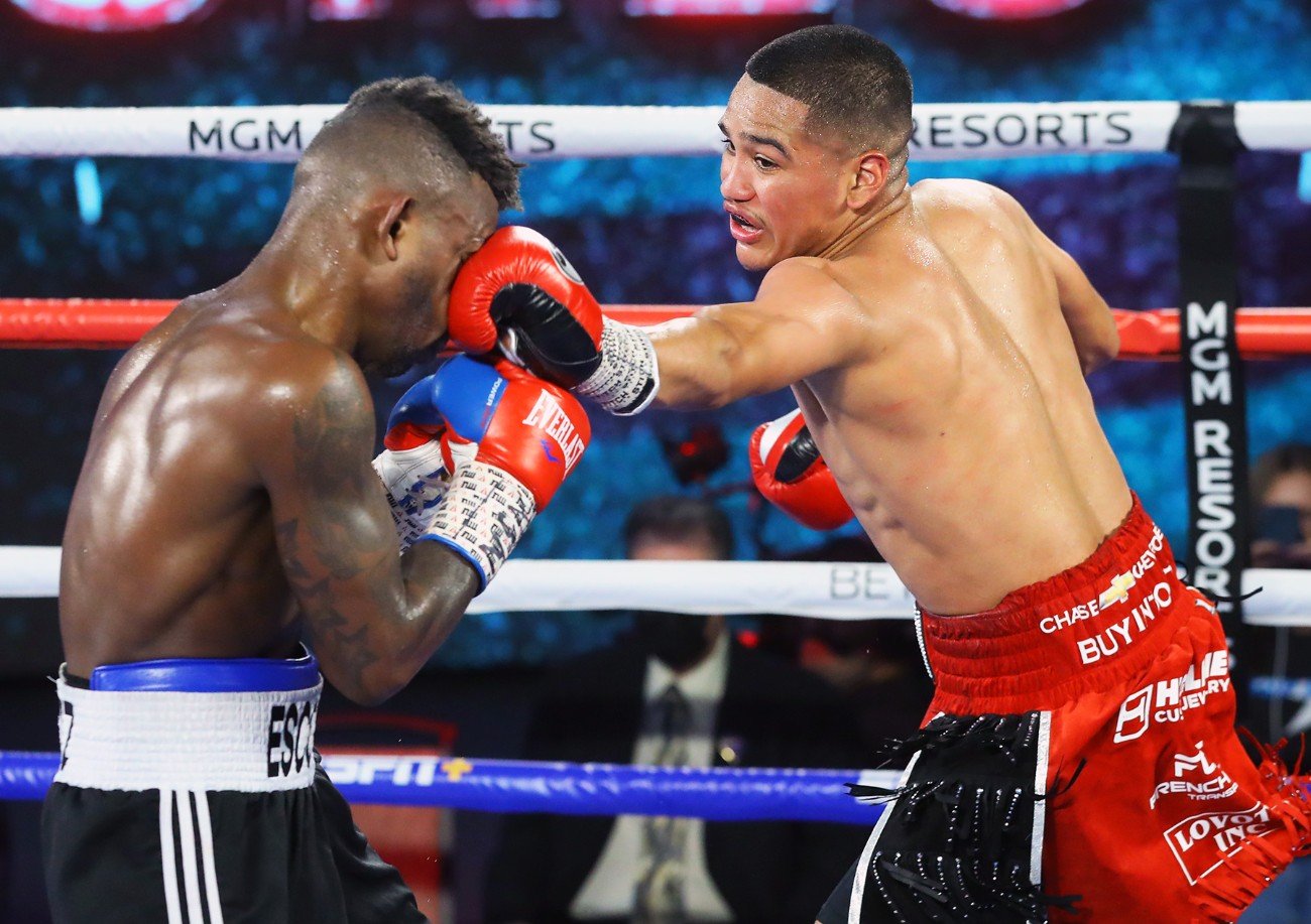 Image: Gabriel Flores Jr. dominates Josec Ruiz