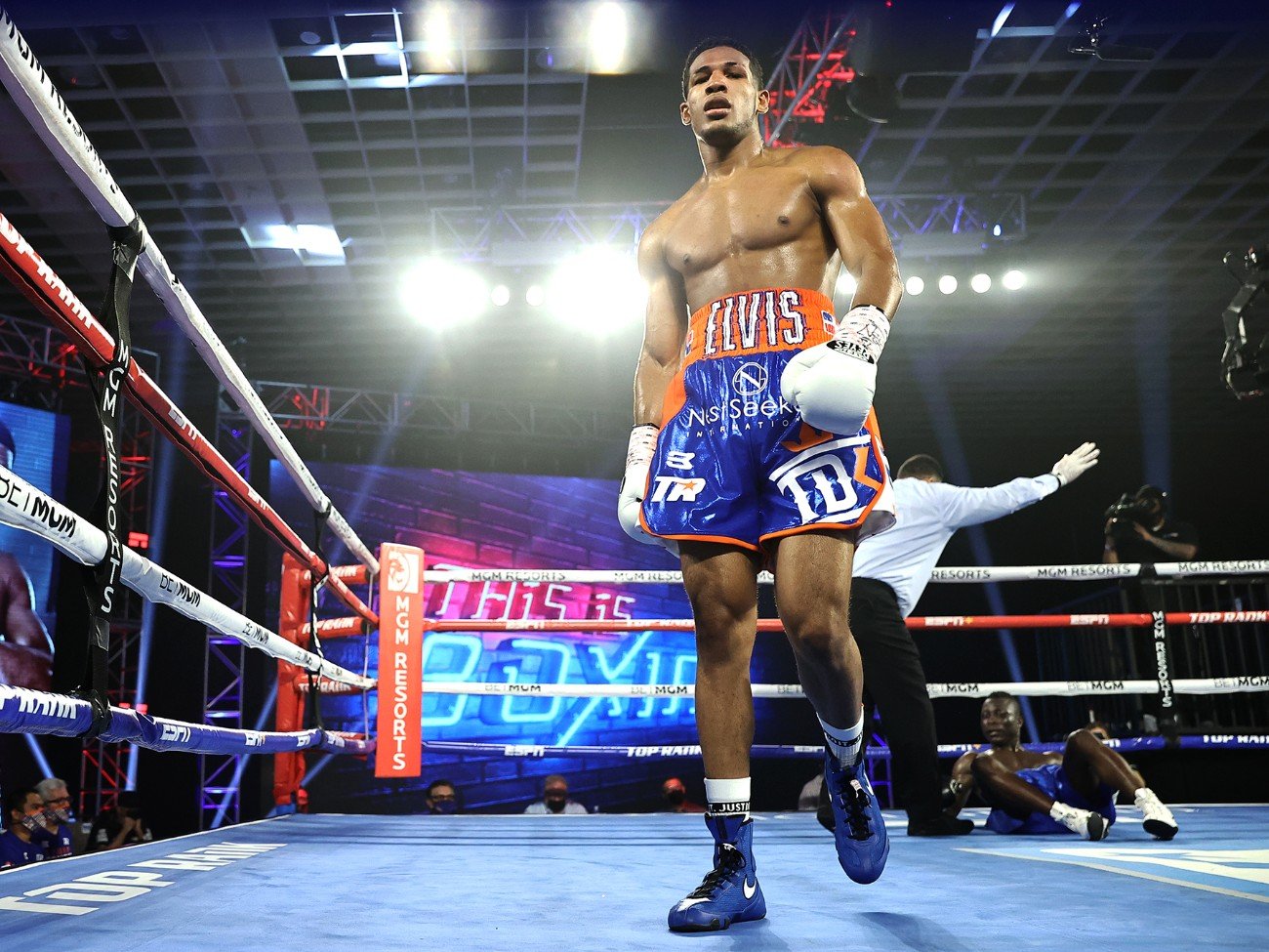 Oscar Valdez boxing photo