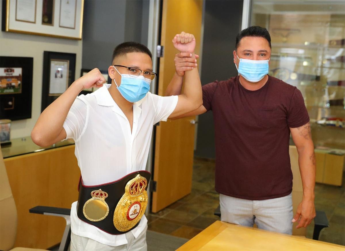 Image: Oscar De La Hoya presents Joshua Franco his WBA 115-lb title