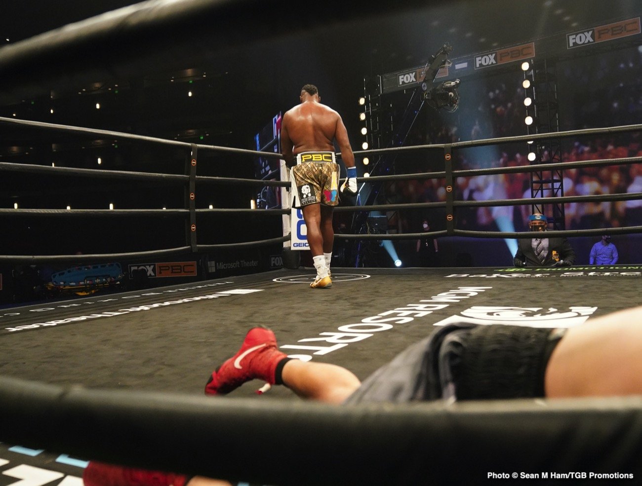 Image: Boxing Results: Ortiz destroys Flores; Sanchez stops Howard