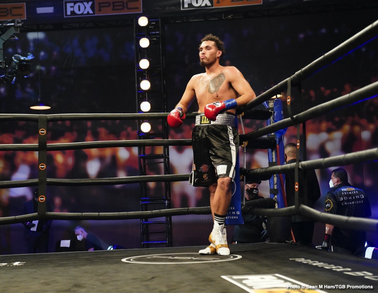 Photo: Boxing Results: Ortiz destroys Flores; Sanchez stops Howard Image: Boxing Results: Ortiz destroys Flores; Sanchez stops Howard