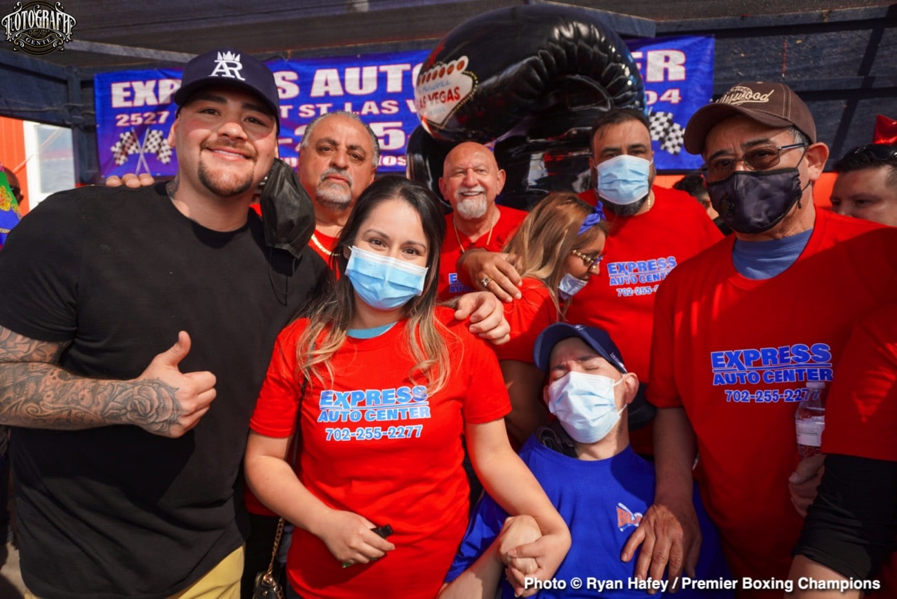 Andy Ruiz Jr. repartió 500 despensas a gente necesitada de Las Vegas.