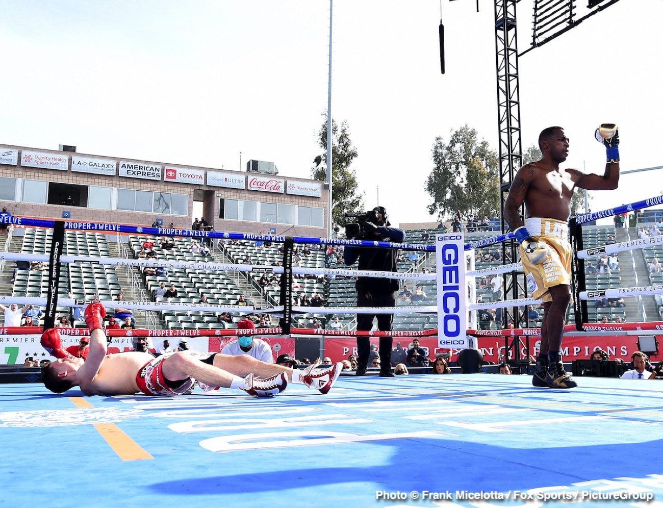 Image: Boxing Results: Erislandy Lara destroys Thomas LaManna to capture WBA 160-lb title