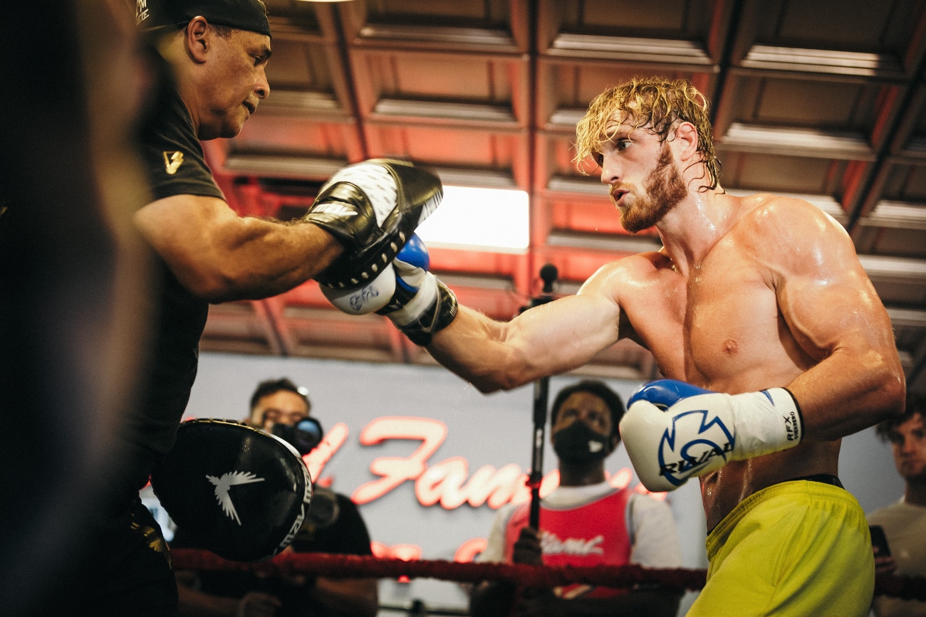 Image: Floyd Mayweather and Logan Paul to wear 10-oz gloves