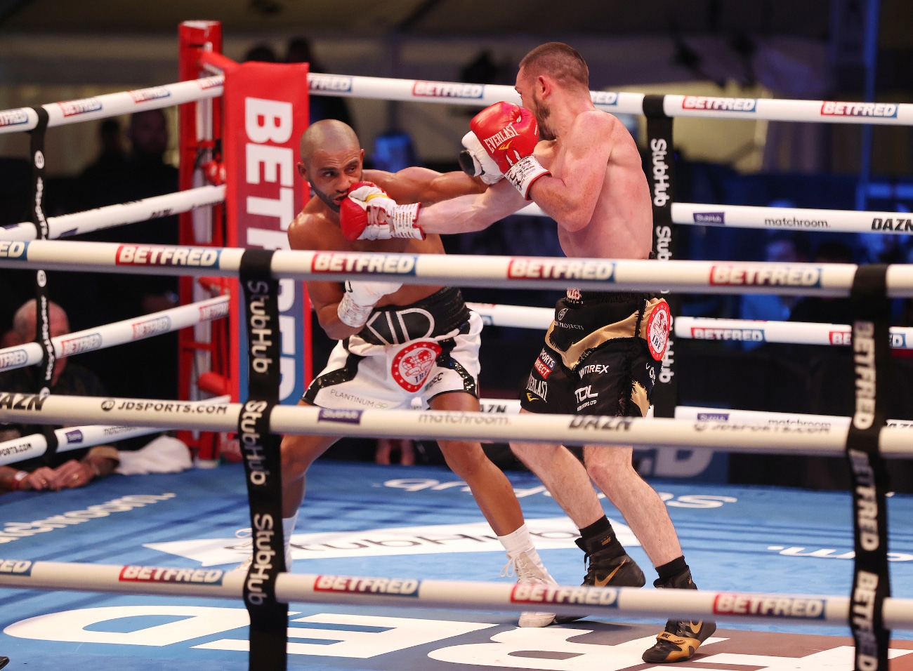 Image: Boxing Results: Kid Galahad stops Jazza Dickens in 11th round