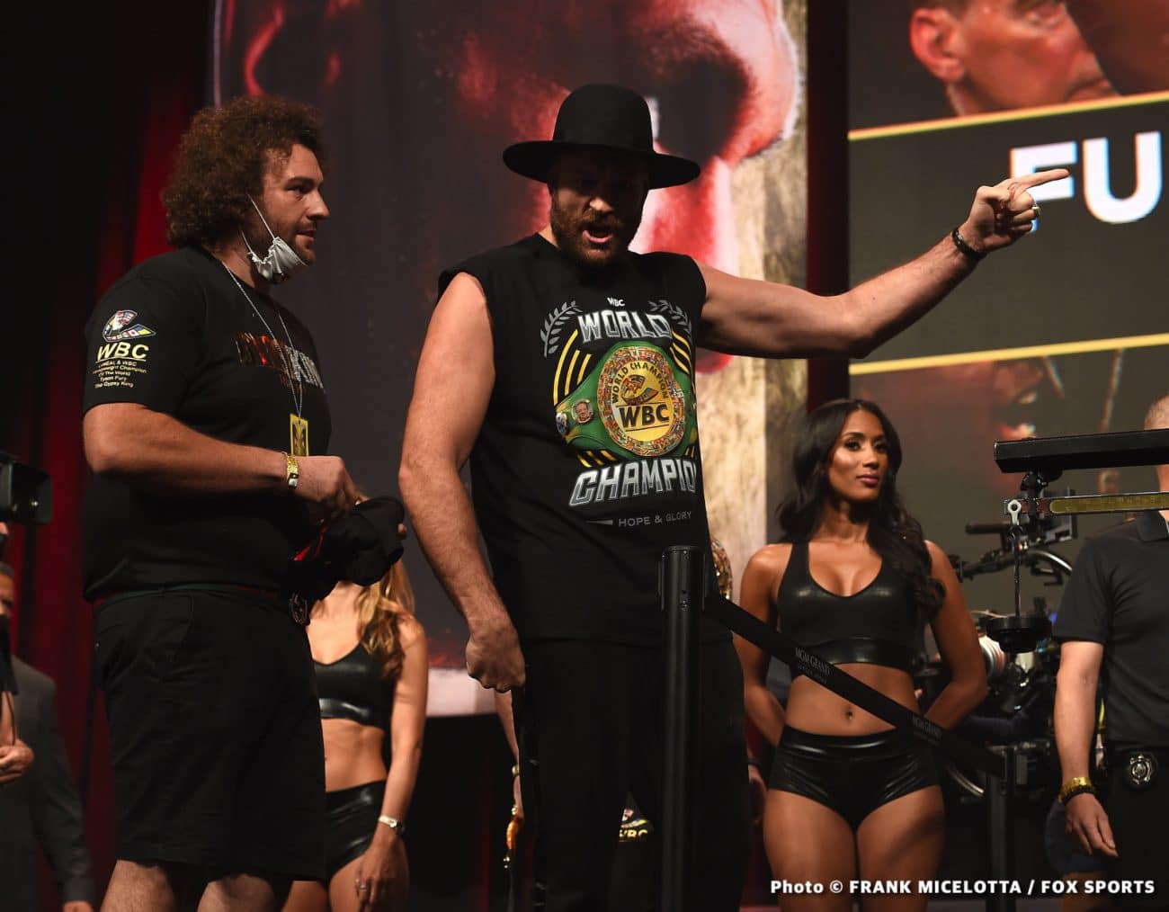 Image: Fury keeps shirt on for weigh-in, not a good sign for trilogy with Deontay