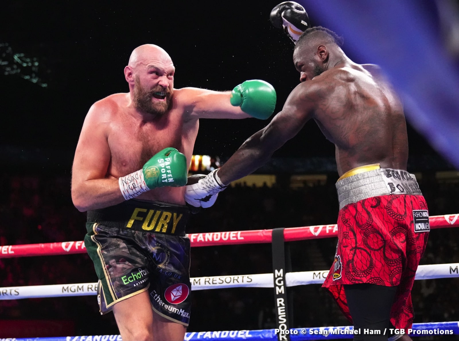 Alexander Usyk, Tyson Fury boxing photo and news image