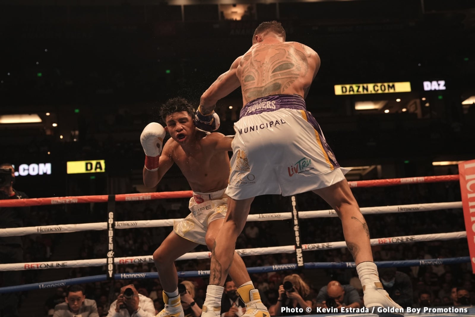 Image: Boxing Results: Munguia Defeats “King” Rosado in a War!