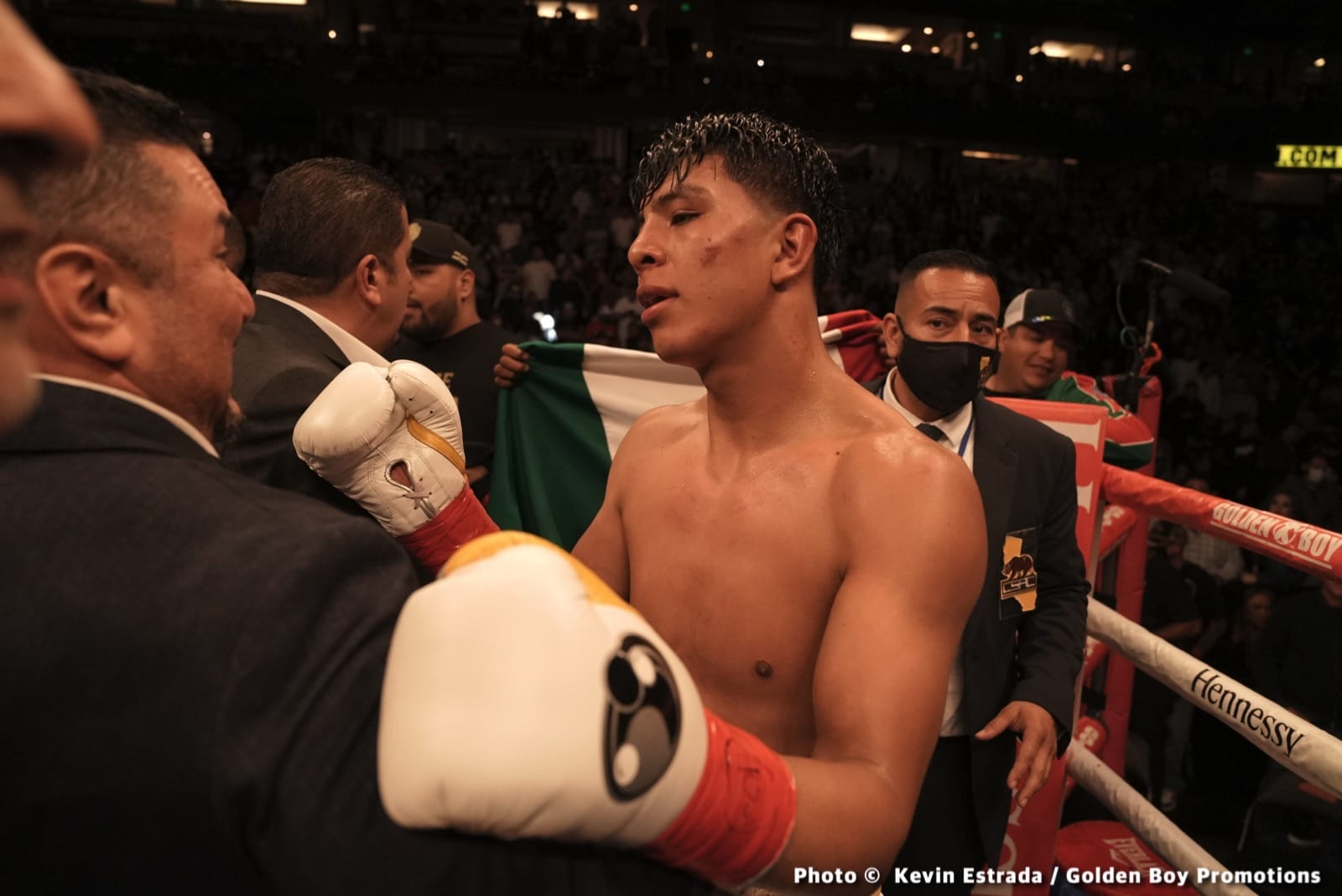 Image: Boxing Results: Munguia Defeats “King” Rosado in a War!