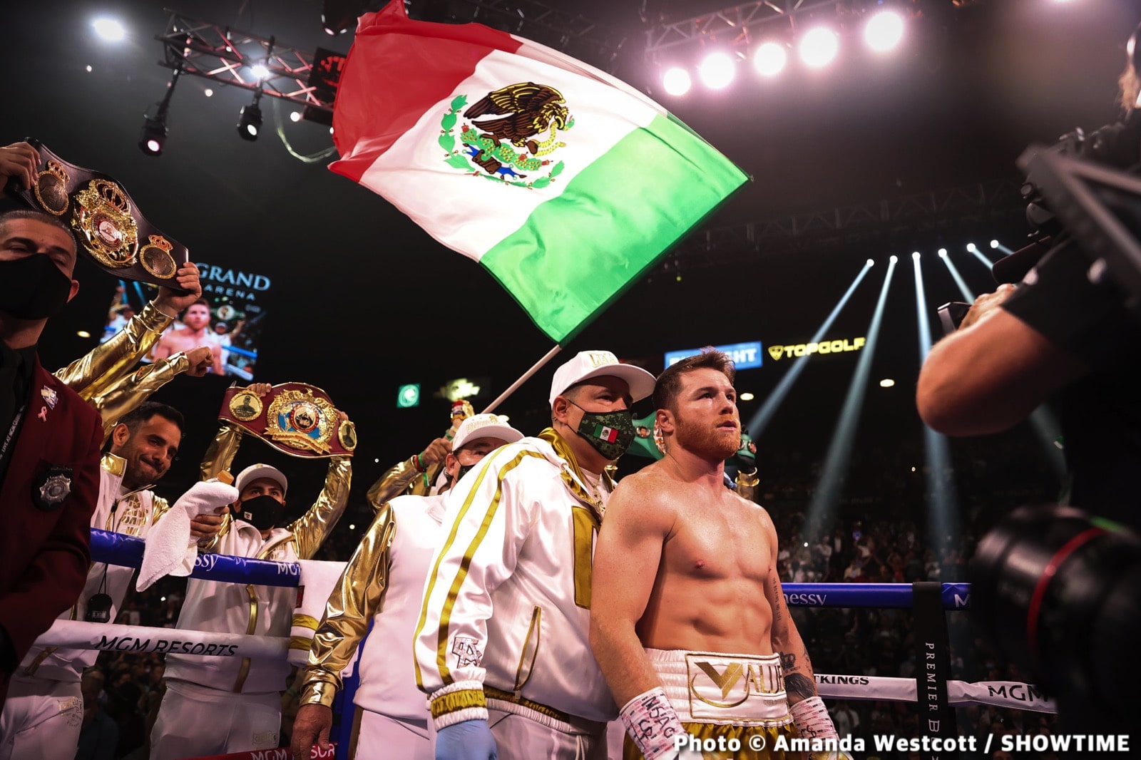Canelo Alvarez boxing photo and news image