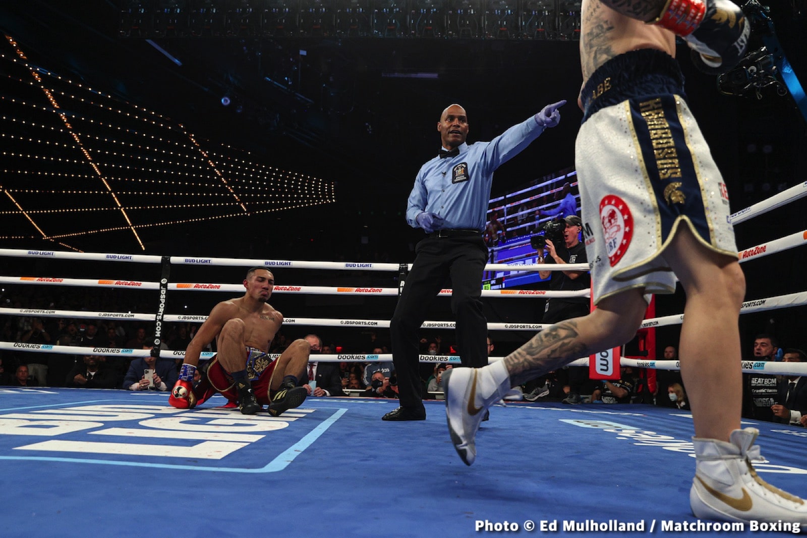 Lopez vs. Kambosos boxing photo