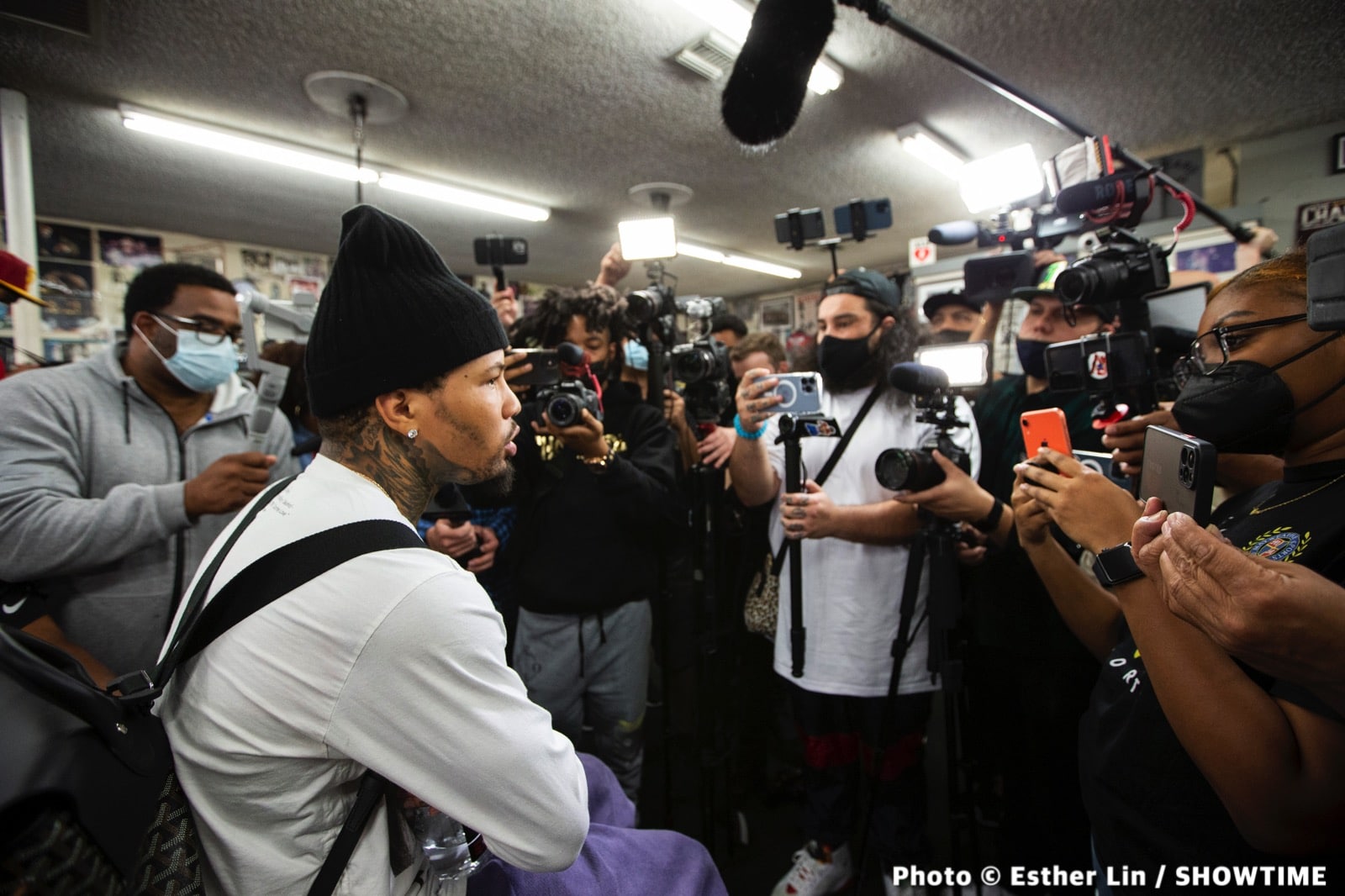 Image: Gervonta Davis tells George Kambosos he doesn't want his belts, he'll 'whoop him for free'