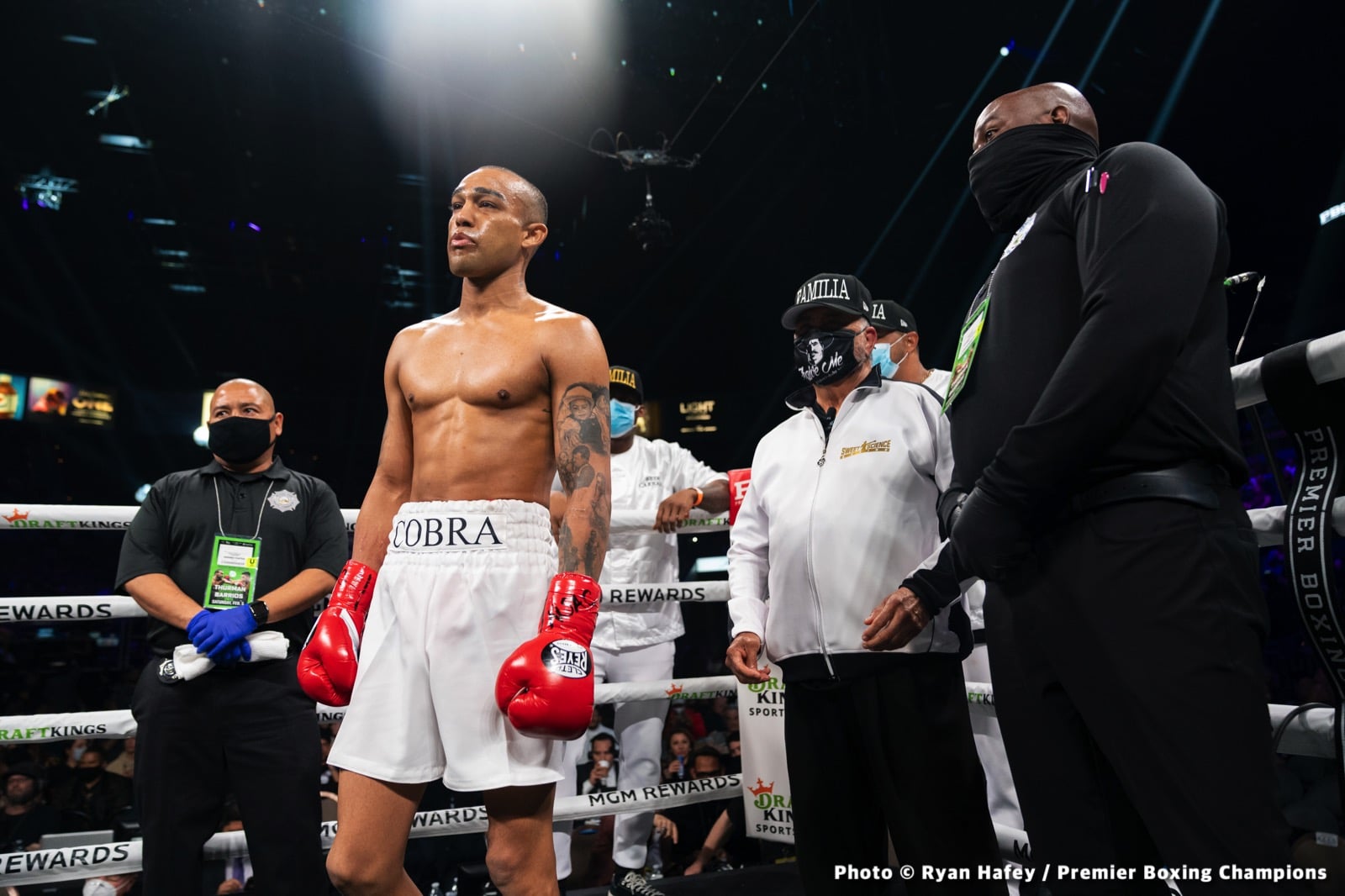 Image: Results / Photos: Keith Thurman schools Mario Barrios in comeback, Santa Cruz Wins