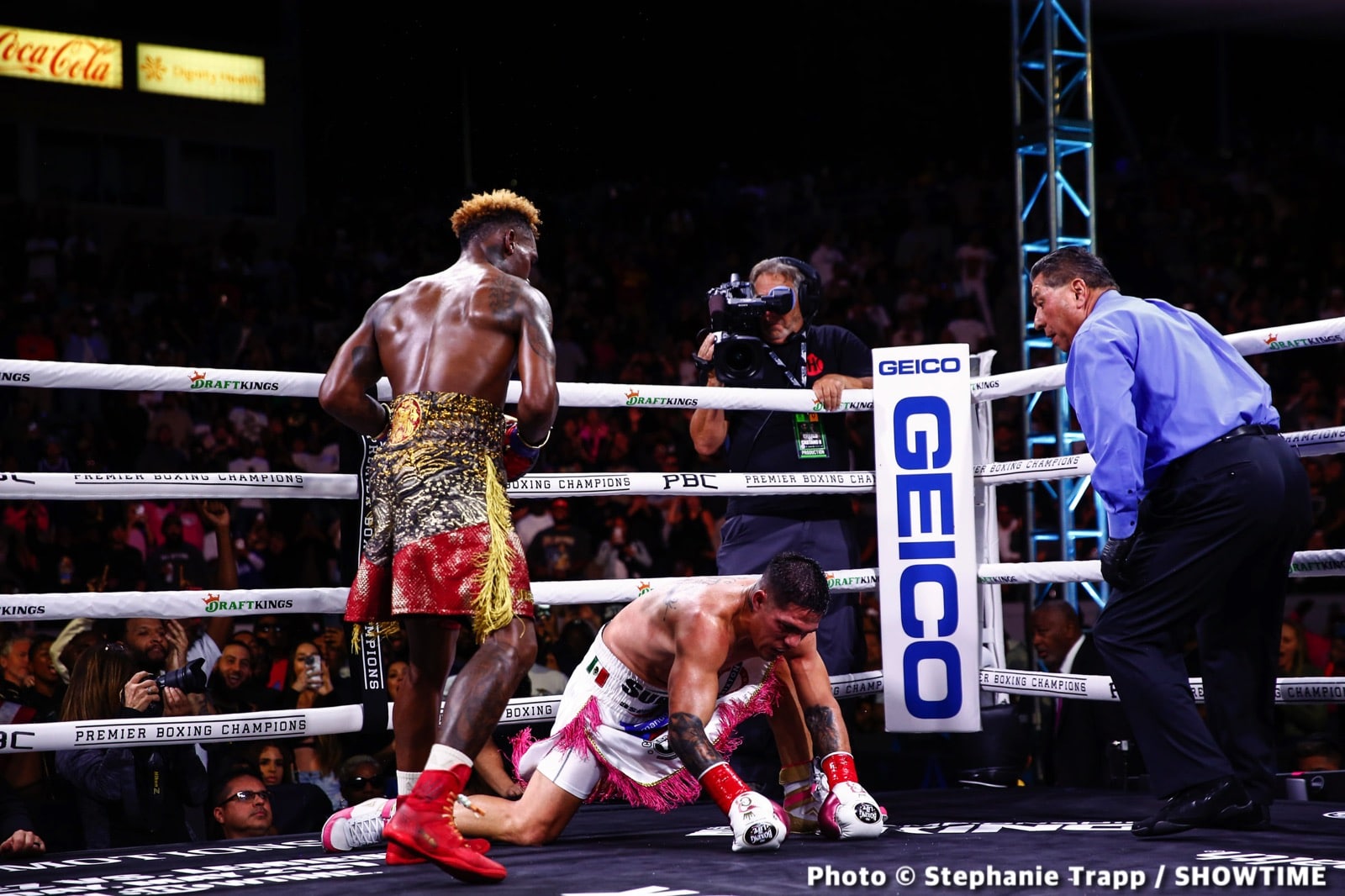 Image: Results / Photos: Jermell Charlo defeats Castano, becomes undisputed!