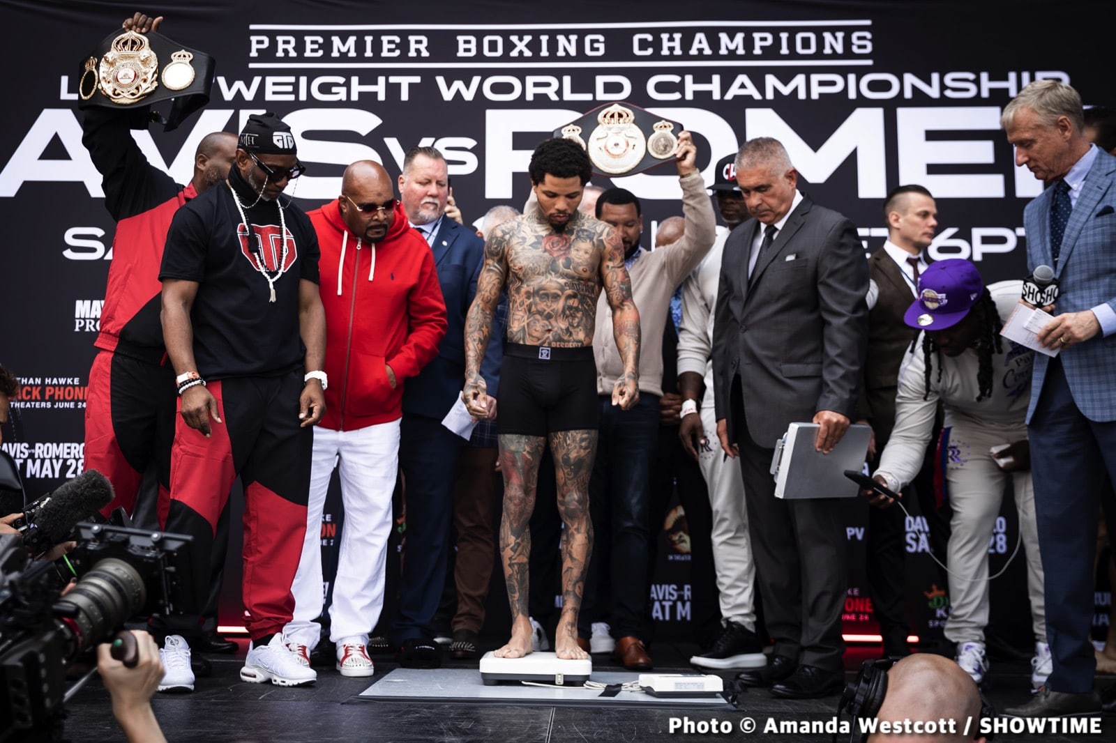 Image: Tank Davis loses self-control, shoves Rolly Romero off stage at weigh-in