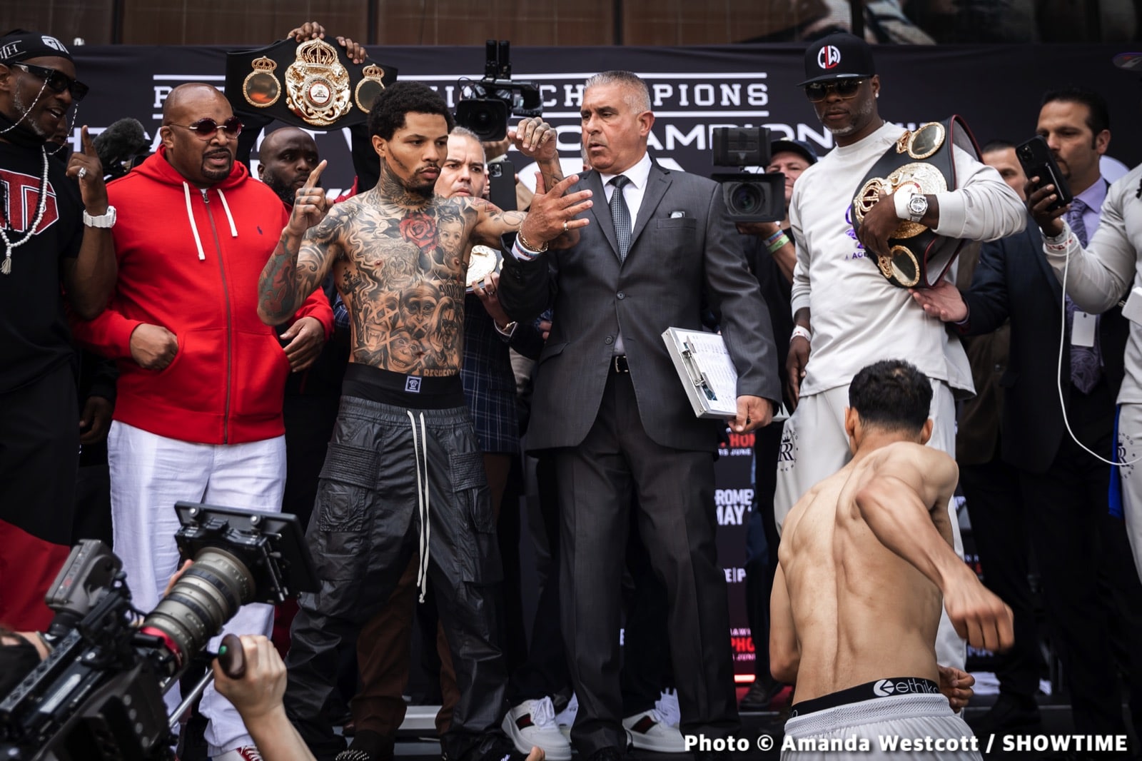 Image: Sergio Mora picks Rolly Romero by knockout over Tank Davis