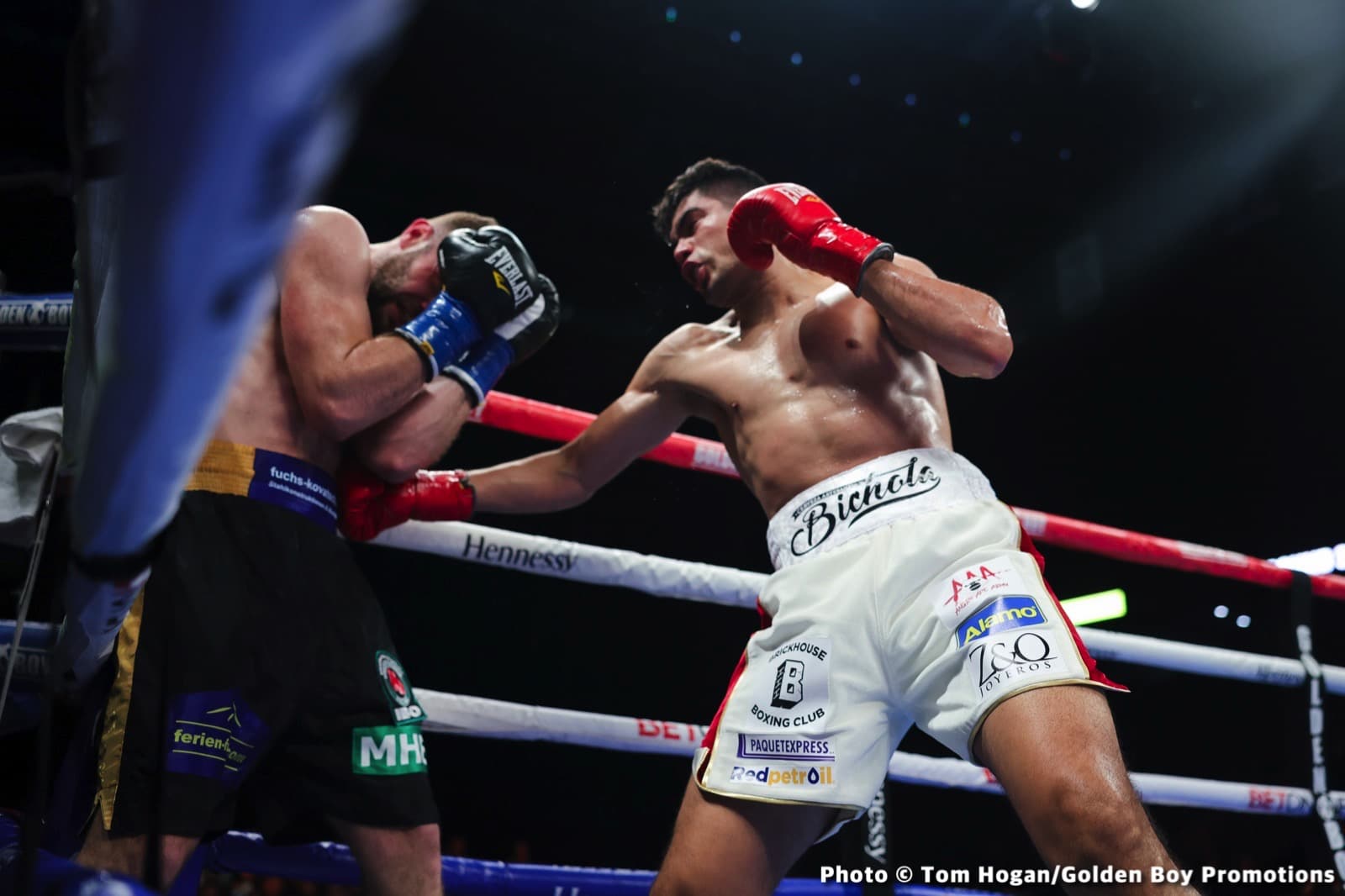Gilberto Ramirez boxing photo