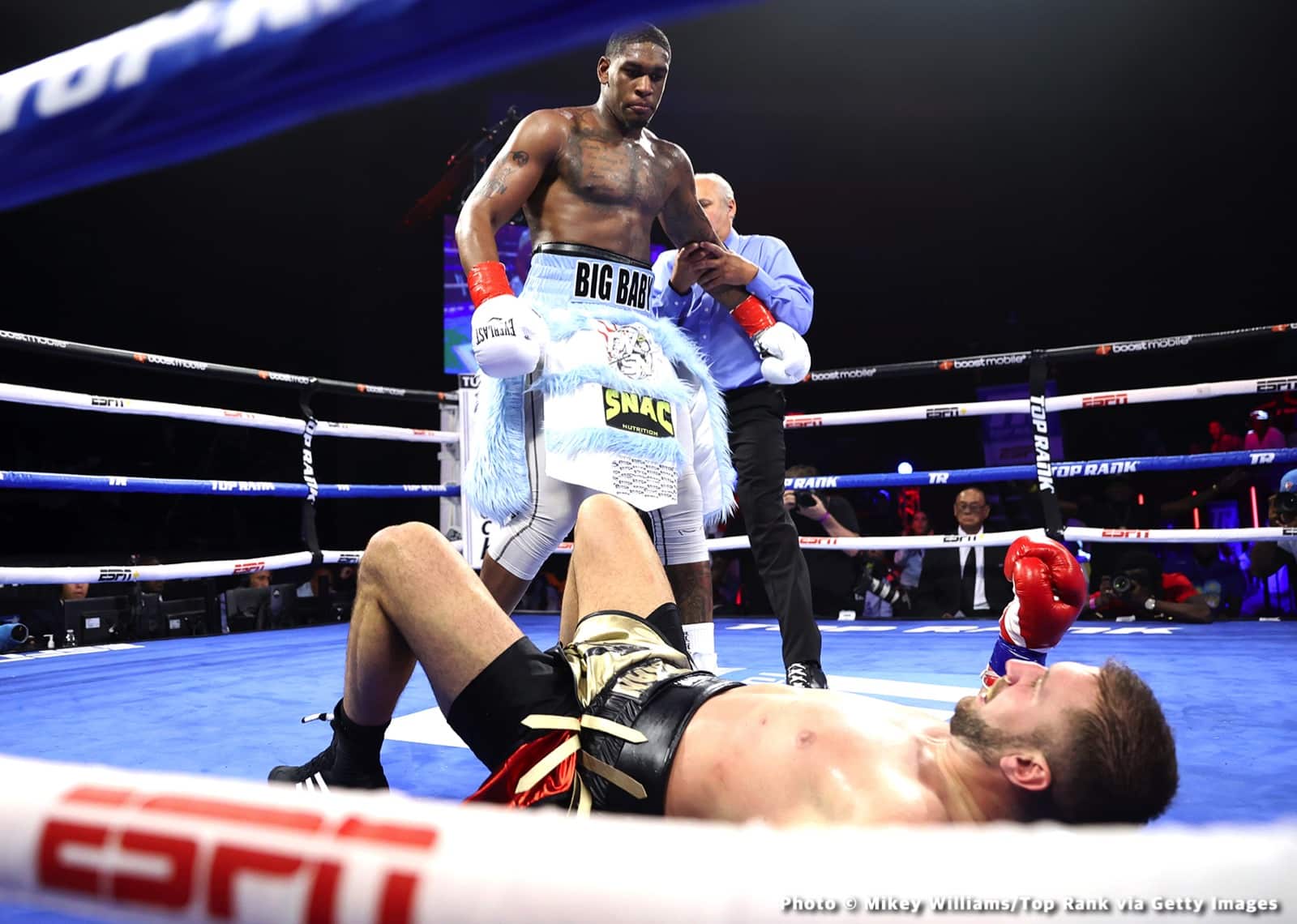 Image: Jared Anderson stops Miljan Rovcanin in 2nd round