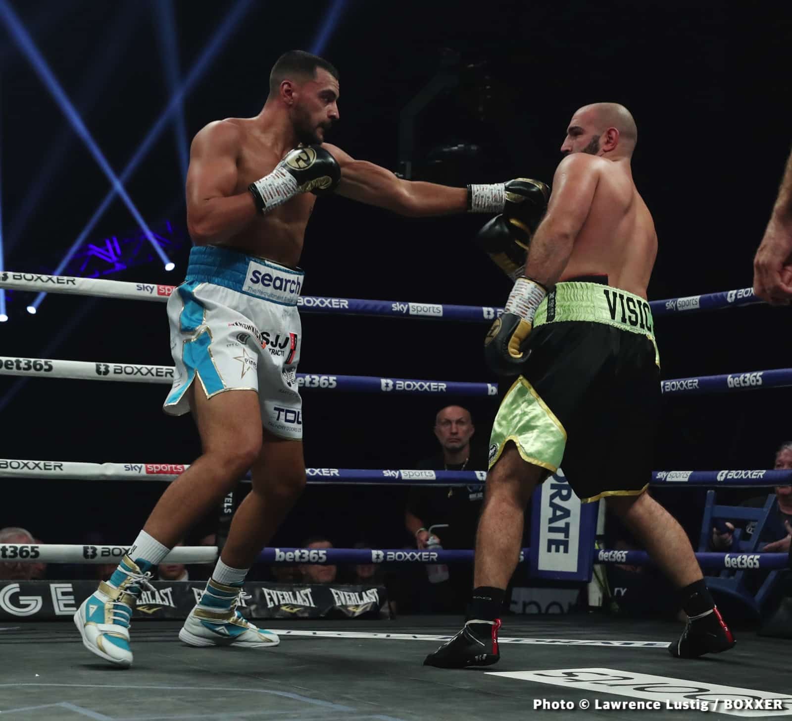 Image: Boxing Results: Liam Smith stops Hassan Mwakinyo in 4th round