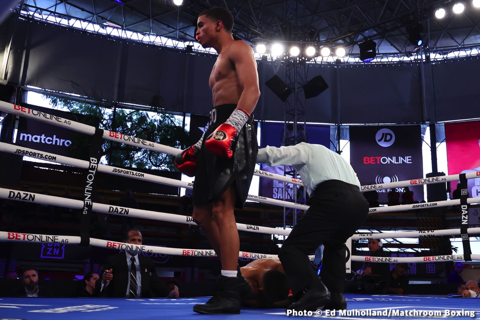 Image: Boxing Results: Mauricio Lara KO’s Jose Sanmartin!
