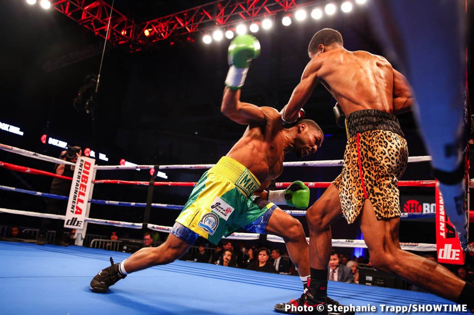 Image: Results / Photos: Holmes outpoints Villarreal on Showtime
