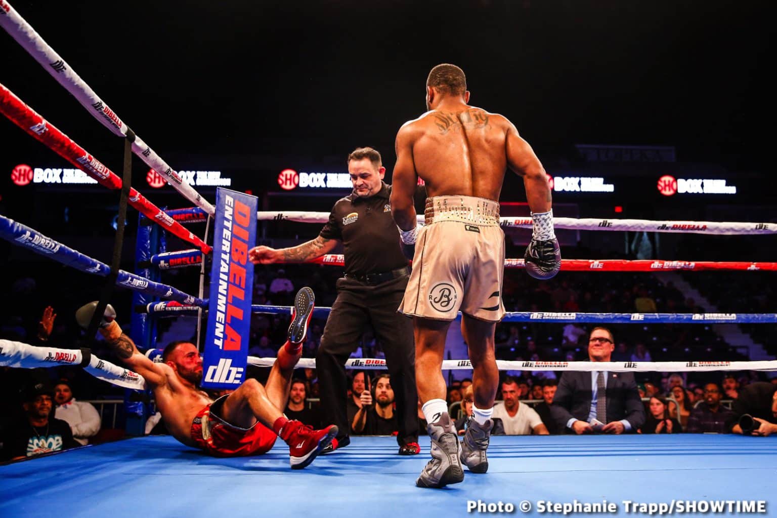 Image: Results / Photos: Holmes outpoints Villarreal on Showtime