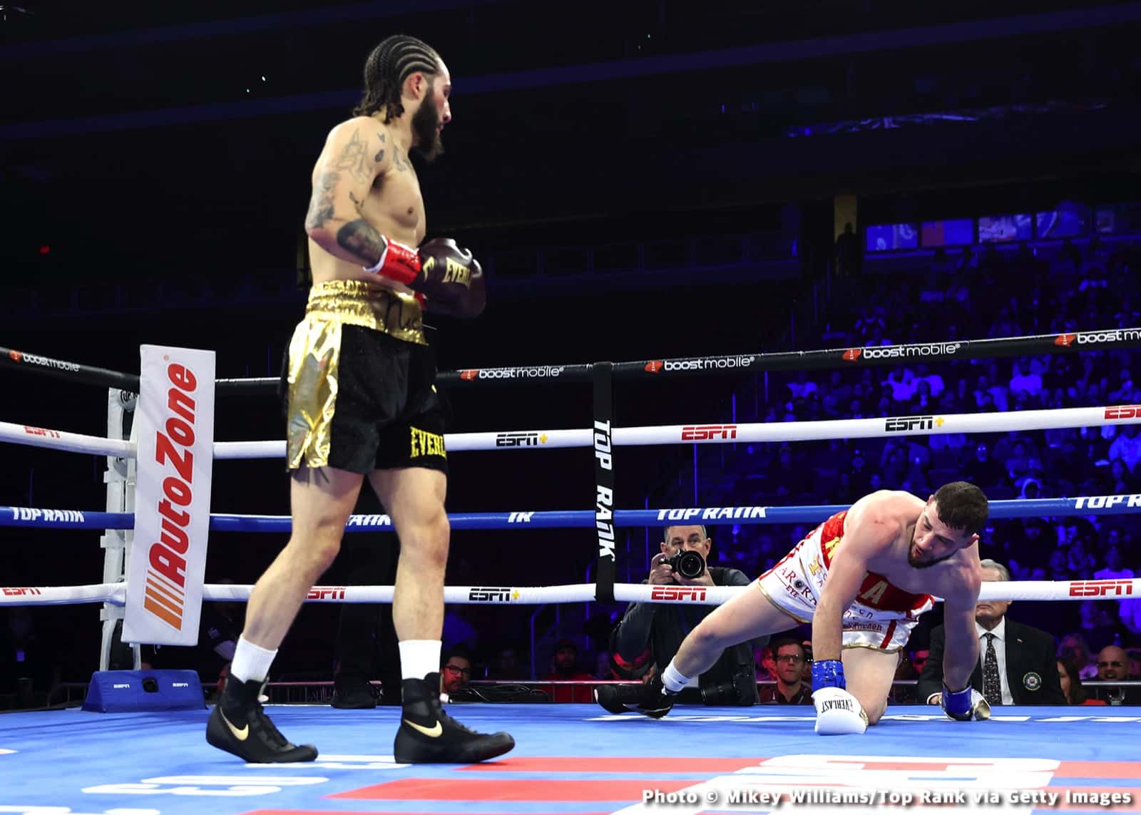 Image: Boxing Results: Emanuel Navarrete stops Liam Wilson in a War!