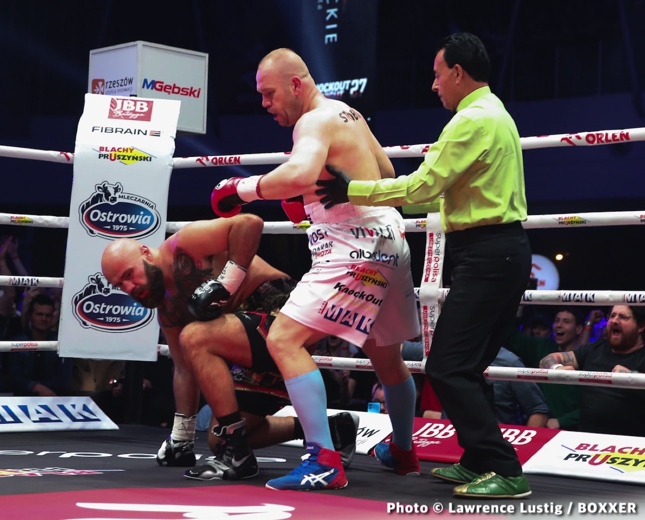 Image: Boxing Results: Rozanski KOs Babic, Bakole Wins
