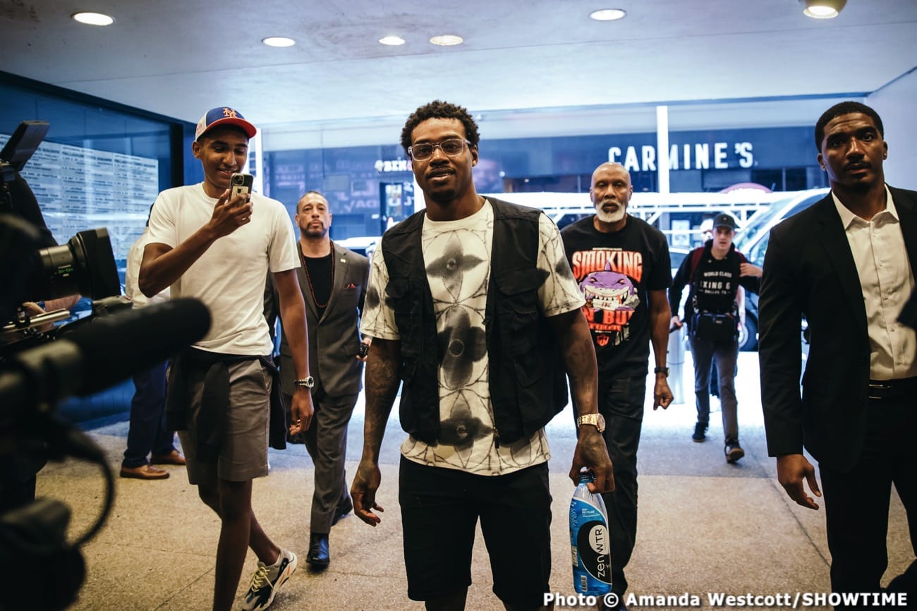 Image: Errol Spence gives Teofimo Lopez words of encouragement