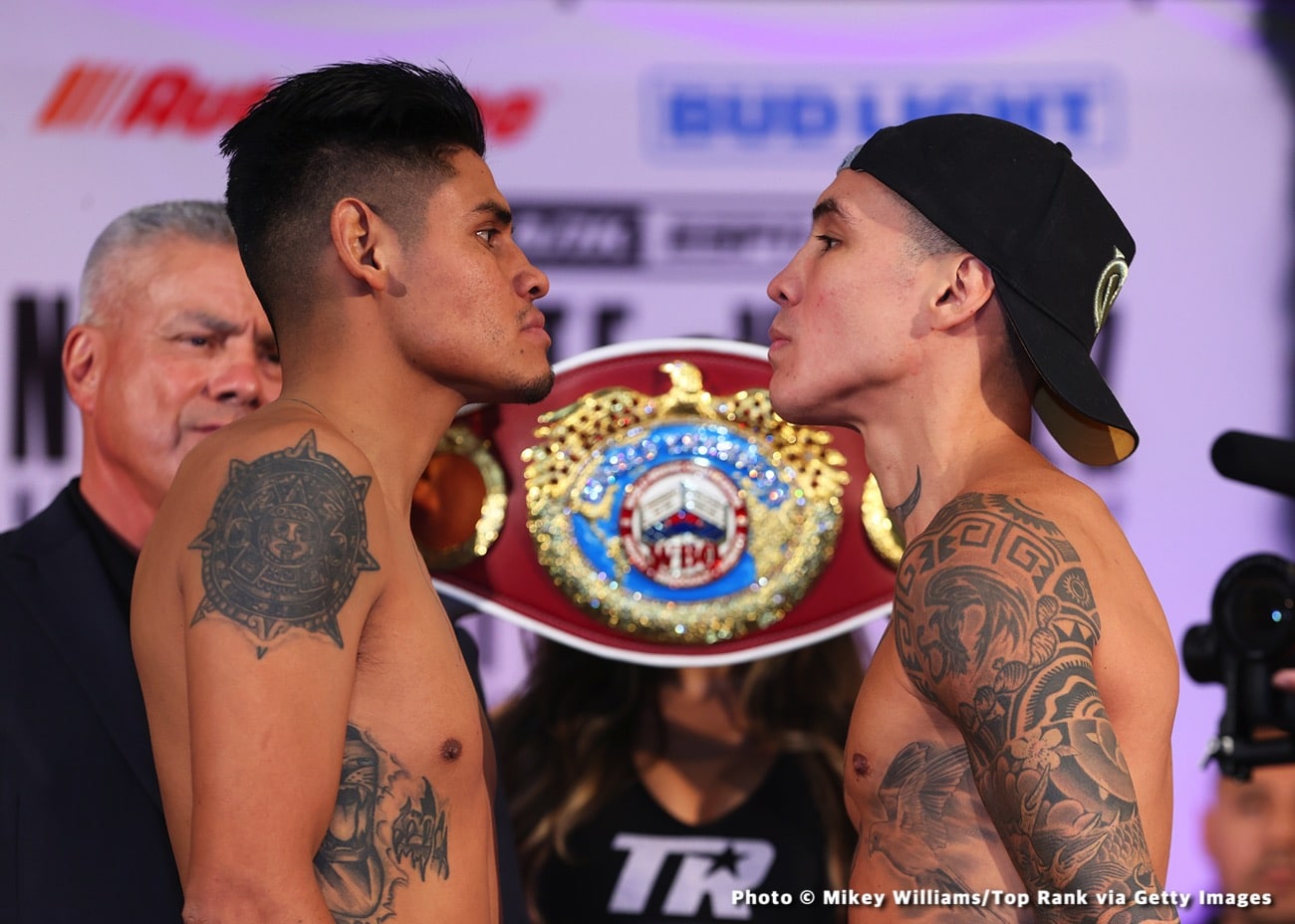 Image: Emanuel Navarrete 130 vs. Oscar Valdez 129.8 - Official ESPN Weights