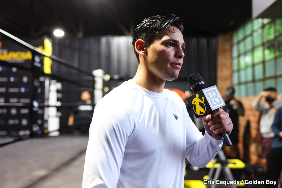 Image: De La Hoya Claims "Dangerous" Ryan Garcia Will Return Despite Layoff