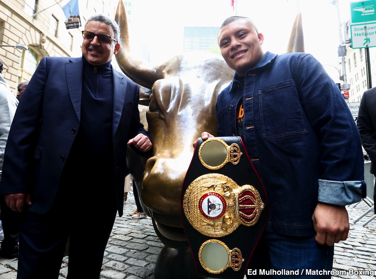 Image: Isaac Cruz Risks WBC Interim Light Welterweight Title Against Defensive Stylist Lamont Roach on December 6 in San Antonio