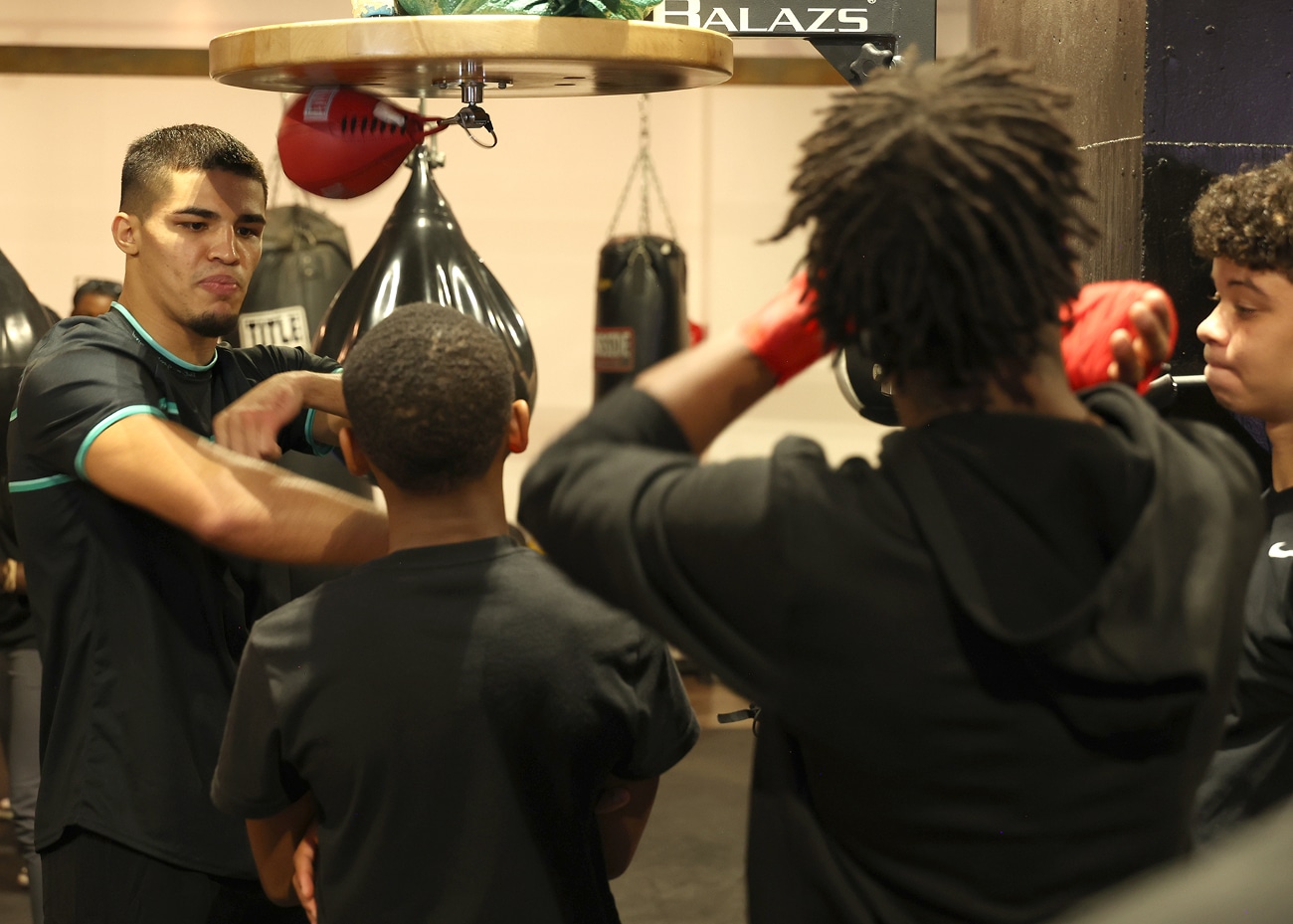 Boxing Results Xander Zayas Beats Damian Sosa In OneSided Mismatch