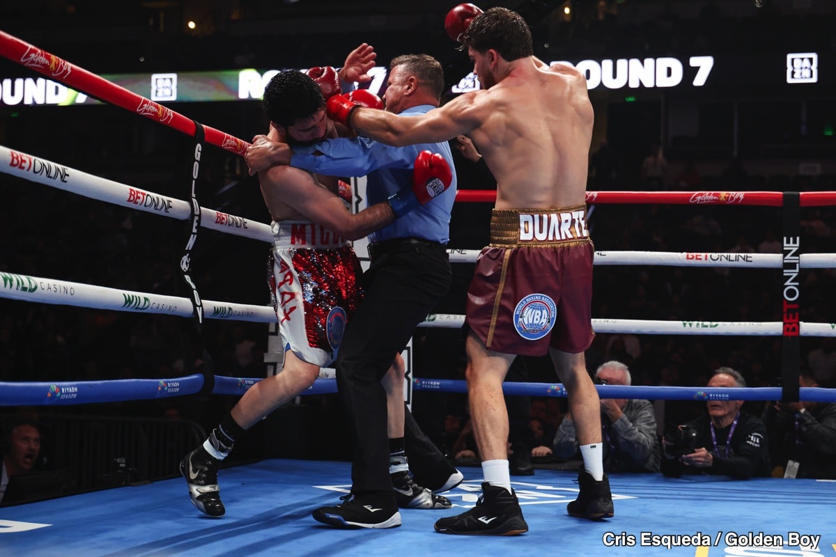 Image: Oscar Duarte Overpowers Miguel Madueño 